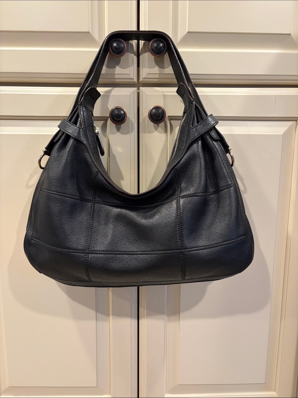 FERRAGAMO CLASSIC Black Leather Hobo Bag - Timeless Everyday Shoulder